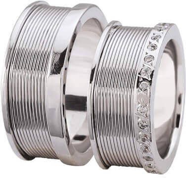 Christian Trouwringen met rondom diamanten